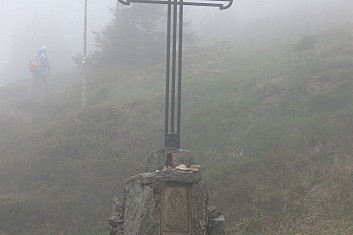 Kříž nad studánkou - místo pro bohoslužby (VČ)