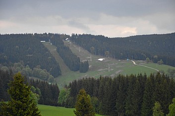 Na protějším kopci je chata Paprsek (IČ)