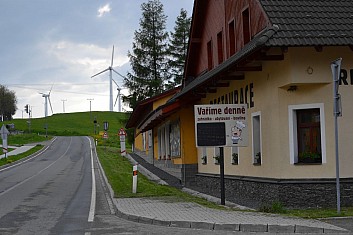 Přímo nad restaurací  se tyčí větrníky (IČ)