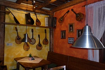 V restauraci bylo nepřeberné množství hudebních nástrojů (JR)