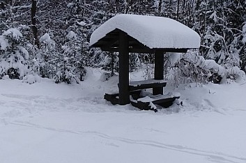 Turistický přístřešek u odbočky ke studánce Gírová.