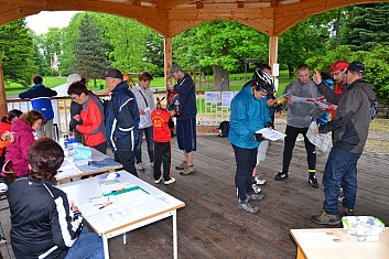 Cyklisté studují průběh trasy (IČ)