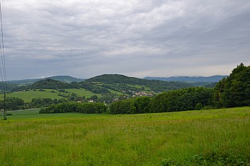 Bludovice jsou vidět, ale Beskydy se skrývají v mracích (IČ)