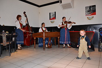 K poslechu i tanci hrála a zpívala cimbálová muzika Radhošť (IČ)