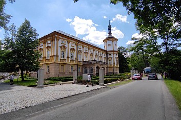 Zámek Linhartovy (pohled z druhé strany)