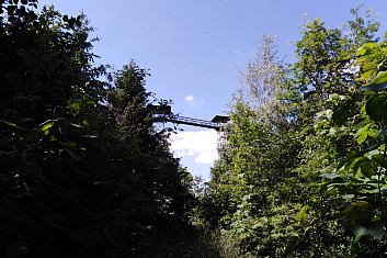Stoupáme do strmého kopce - a už ji vidíme!  Co?