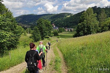 scházíme do centra Holčovic
