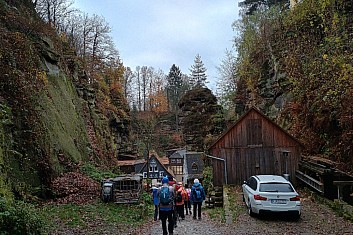 Vstup do soutěsky vede kolem Rathewalder Muhle
