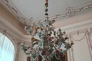 Lustr z mišeňského porcelánu.
