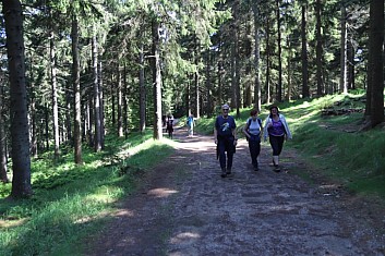 Po příjezdu jsme vyrazili na vycházku směr Čertova hora.