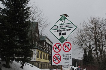 Letos se jen dva odvážní vydali na běžkách.
