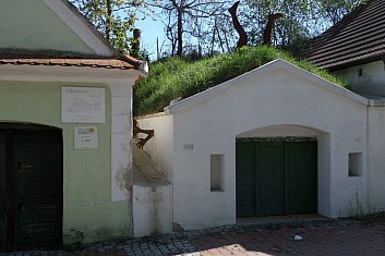 "Pomoc! někdo spadl do sklípku".