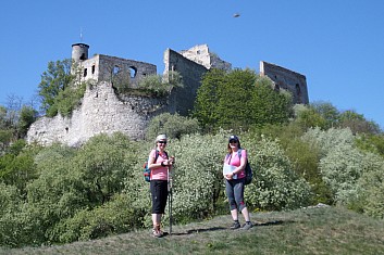 Zřícenina Falkenstein a naše dvě vedoucí v popředí