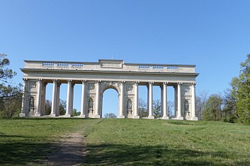 Kolonáda - Reistna . Nepřístupná veřejnosti v dobách socialismu. Byla v zakázaném pásmu.