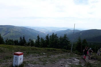 v dálce stezka v oblacích na Dolní Moravě